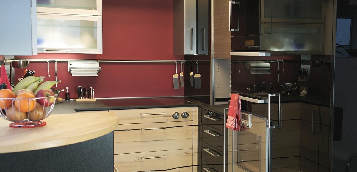 Penthaus in Fürth – Schwarz glänzt neben Rotkernbuche Penthaus in Fürth – Schwarz glänzt neben Rotkernbuche