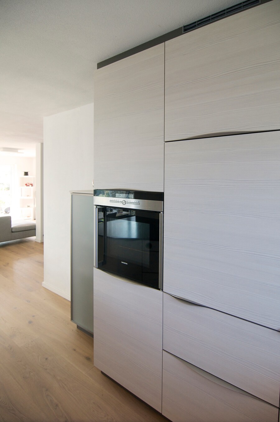 weisse küche mit ofen