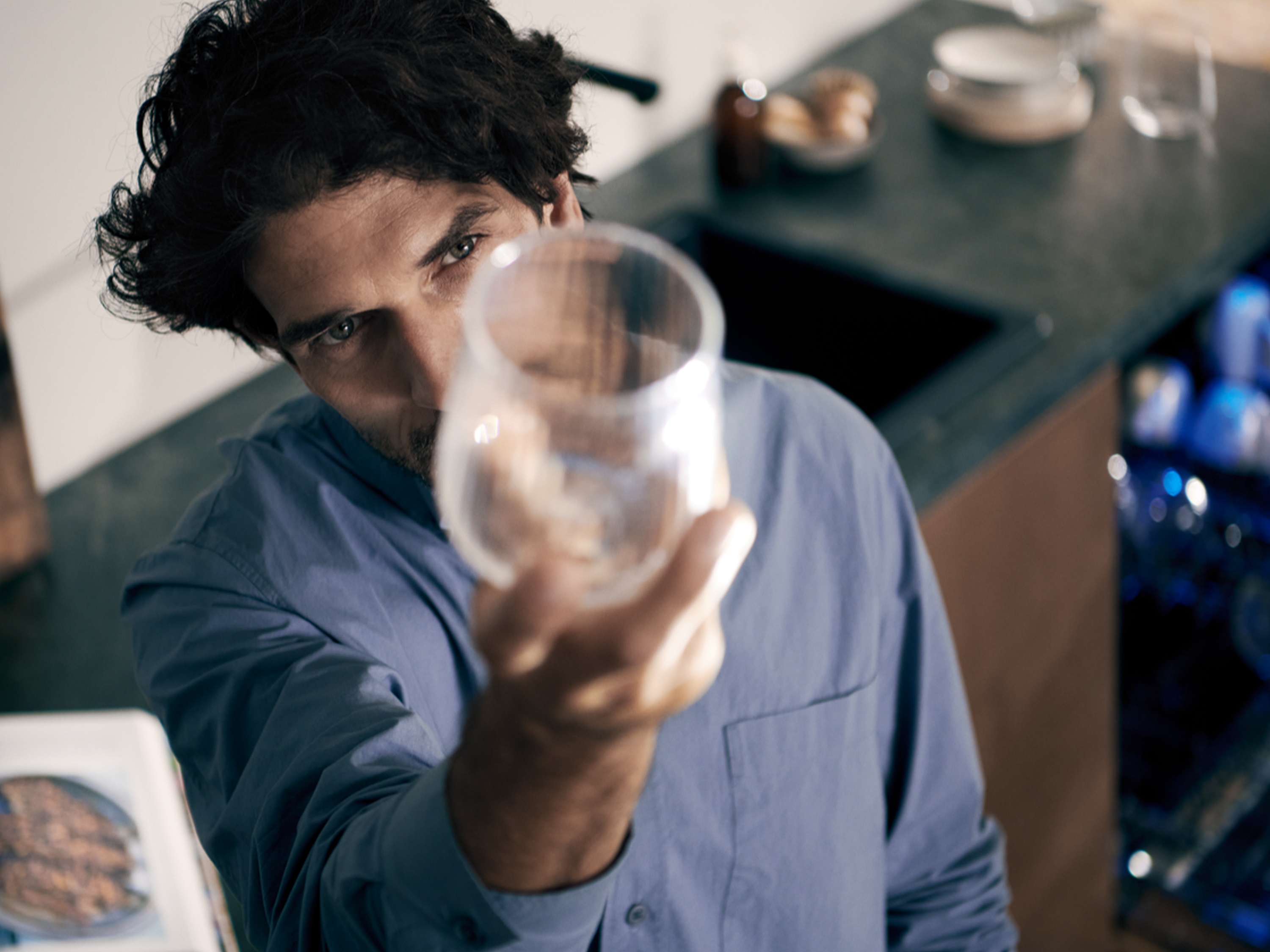 Siemens Glasprogramm Geschirrspüler Mann prüft gespültes Weinglas