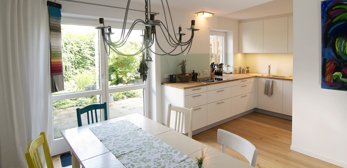 Wohnen im Grünen - von der Küche direkt in den Kräutergarten ... Wohnen im Grünen - von der Küche direkt in den Kräutergarten ...