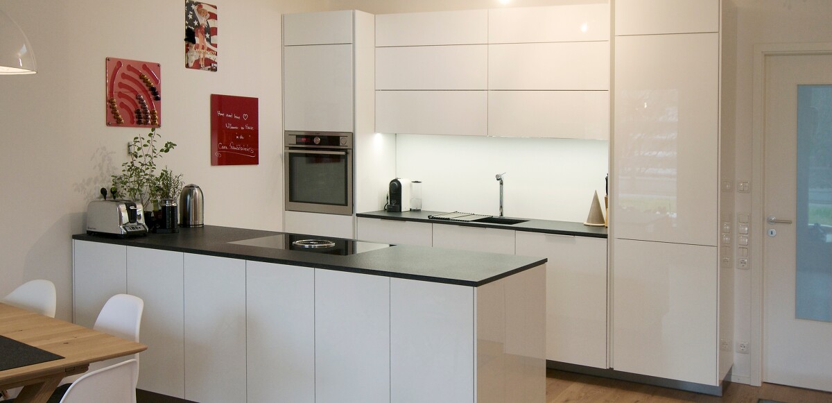 Schlicht und elegant - Höhenverstellung und Nischenrückwand mit Leuchteffekt Schlicht und elegant - Höhenverstellung und Nischenrückwand mit Leuchteffekt