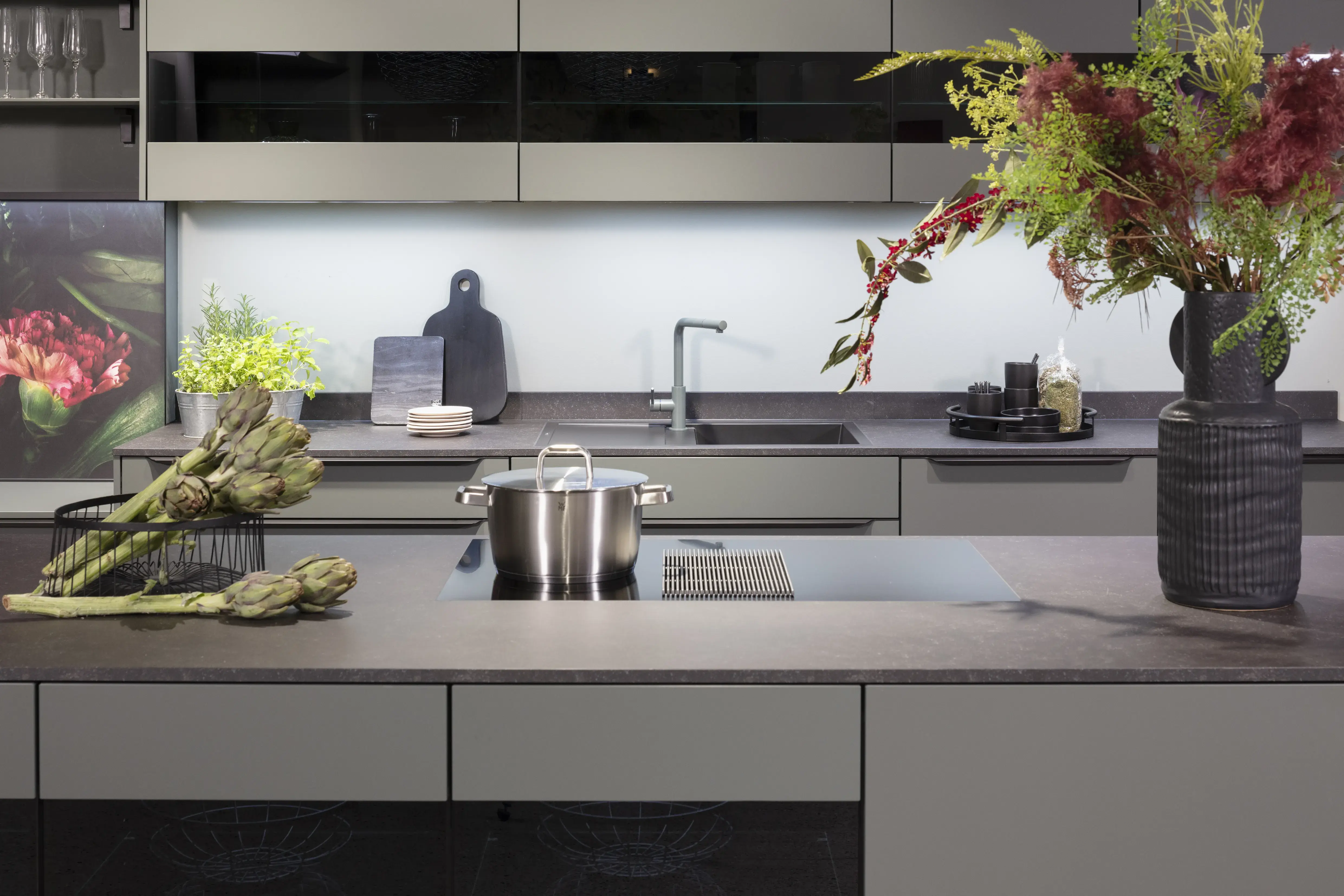 Nobilia Küche „Iconic Flowers“ in Mineralgrün Kochfeld und Spüle