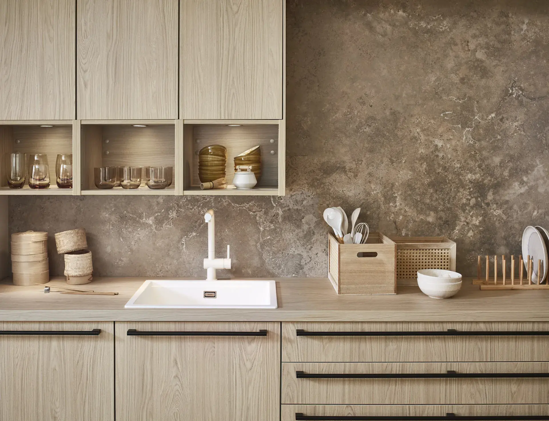 Nobilia Holz- und Steinmaserungen Küchenrückwand Fronten im selben Farbton Beige Greige